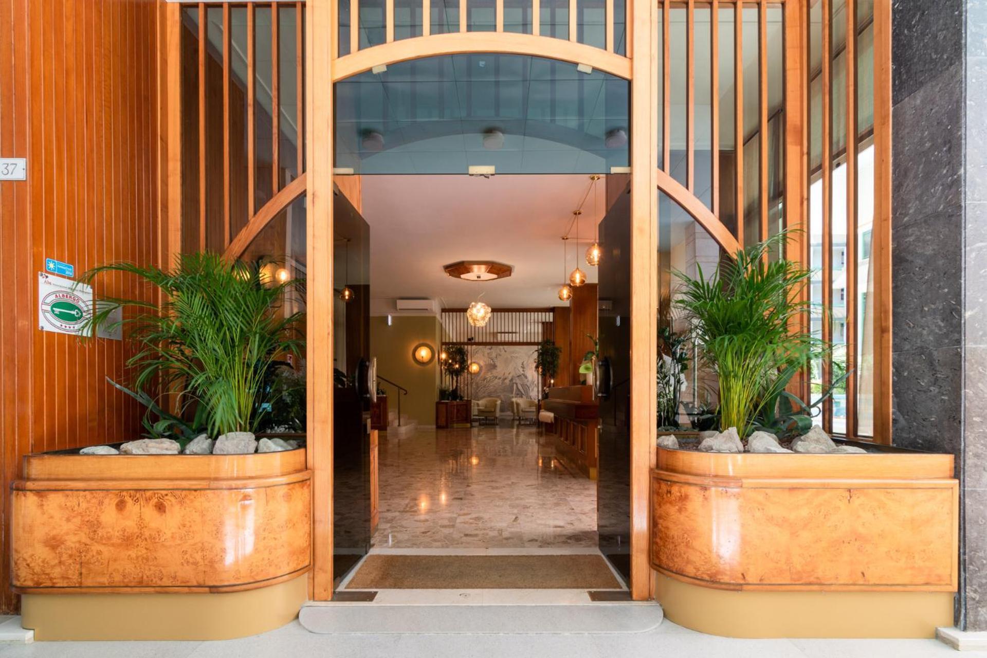 Continental B&B City Hotel Бибионе Екстериор снимка